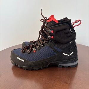 Salewa Women's Ortles Edge Mid GTX Winter Hiking Boots, Size 8
